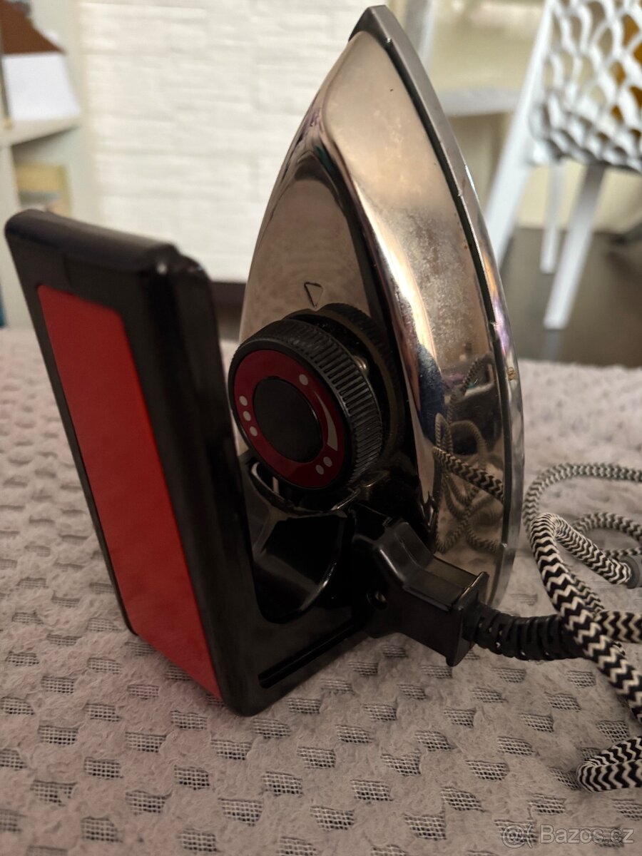 Prodám retro cestovní žehličku vyrobenou v CCCP, zachovalá, - 2