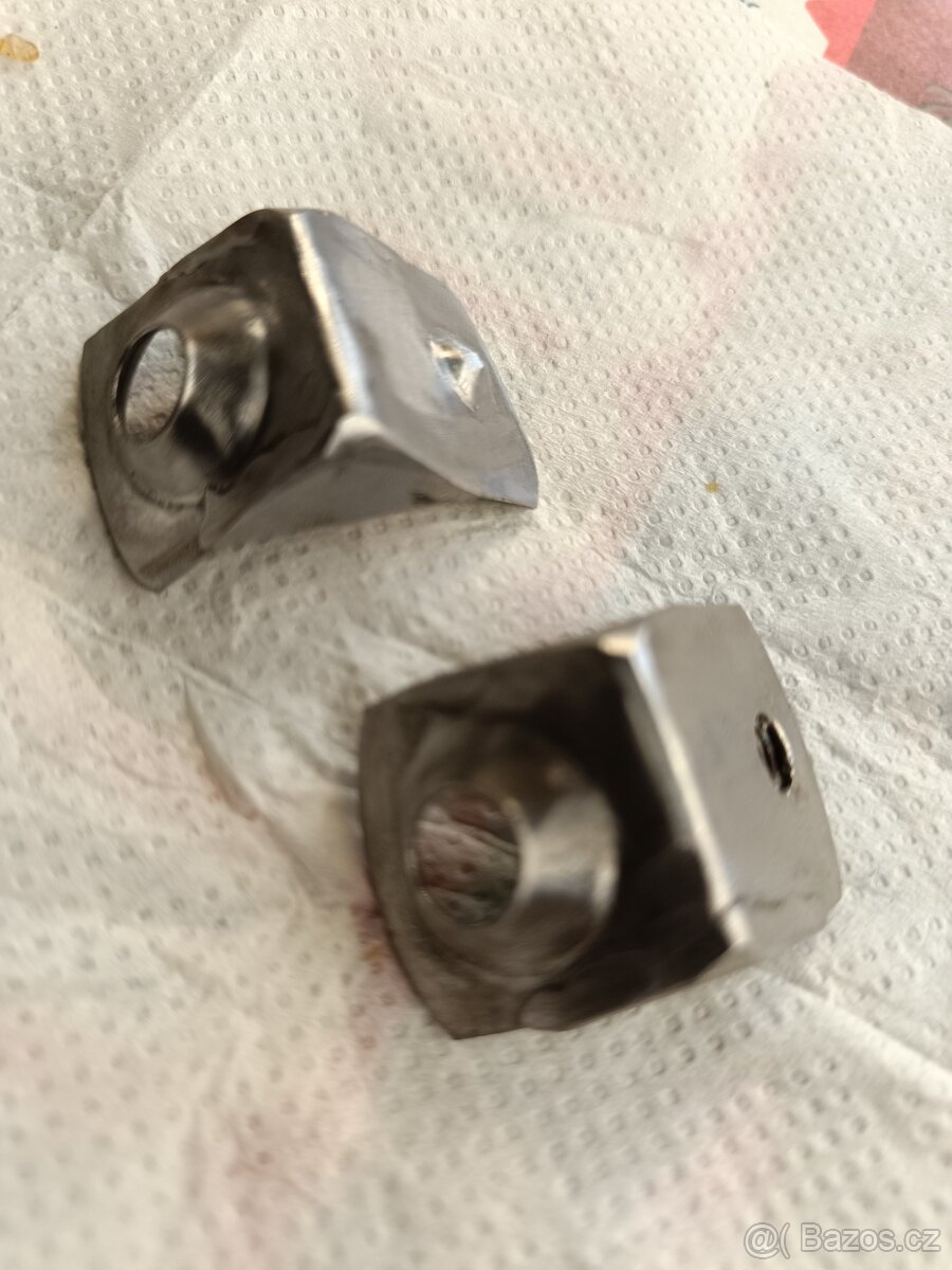 Držák pumpy Jawa robot - 2