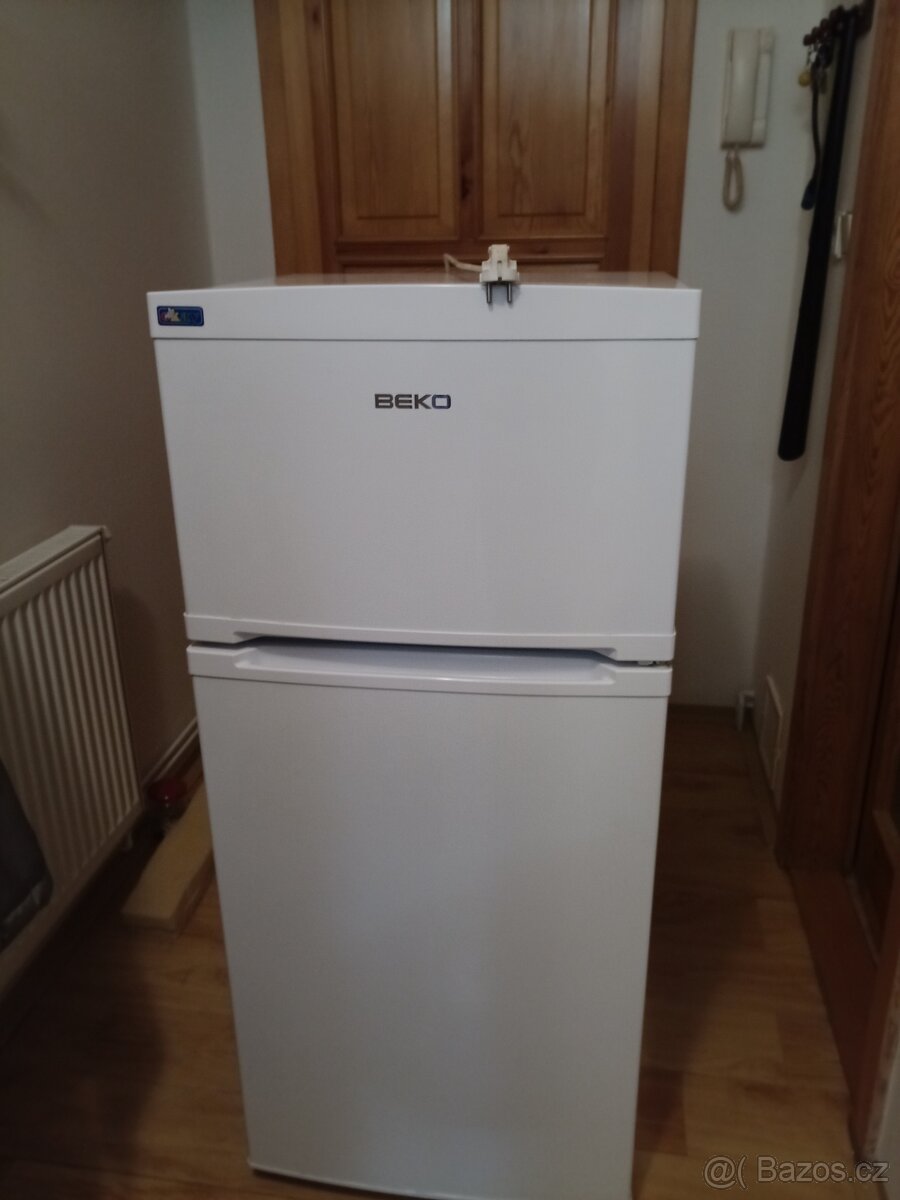Starší ale plně funkční lednice s mrazákem. - 2