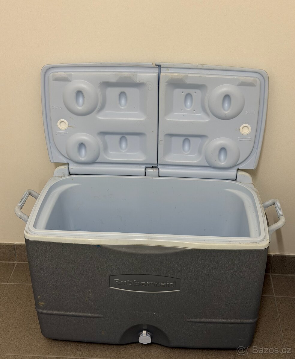 Rubbermaid cooler - 2