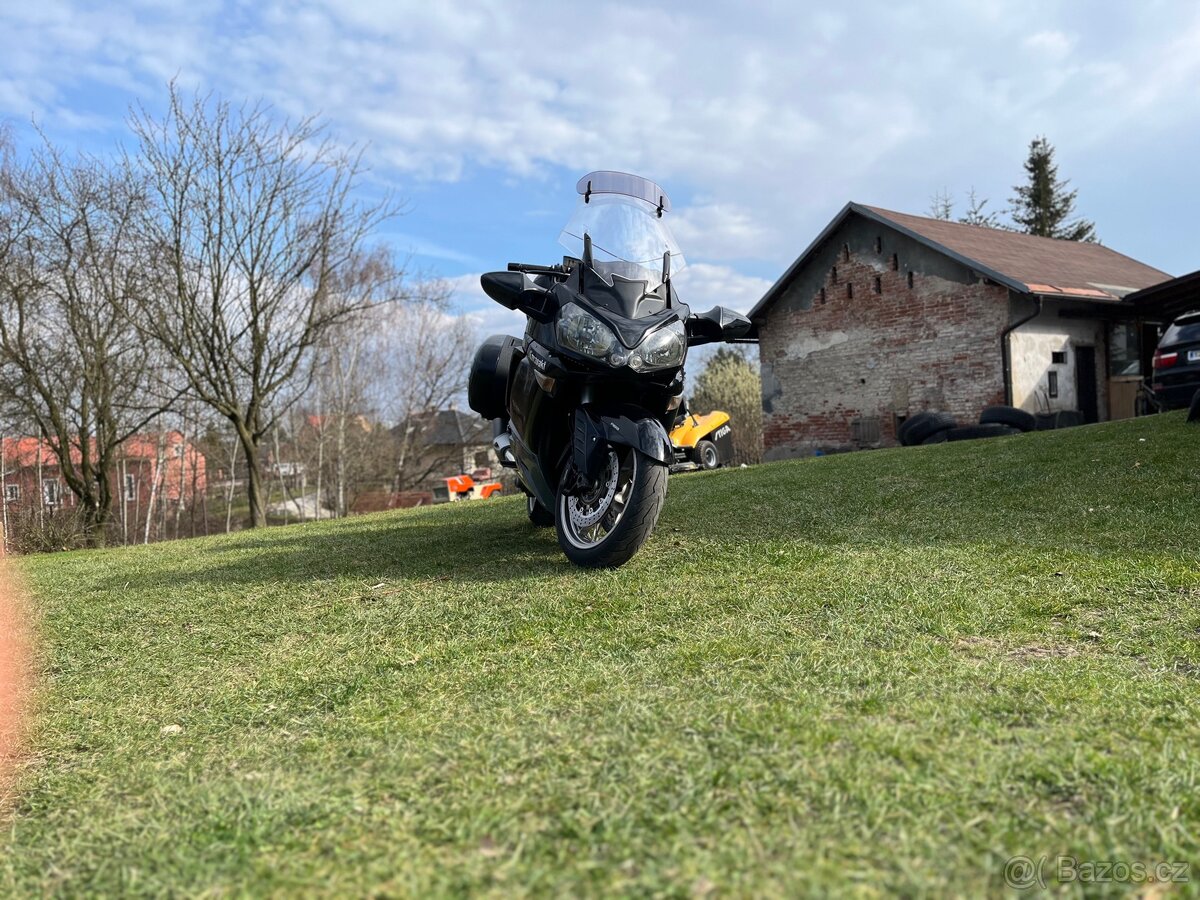 Kawasaki 1400 GTR - 2