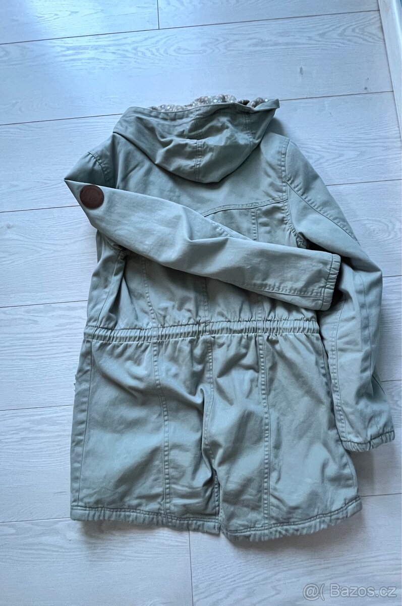 Dívčí parka na jaro, podzim. - 2