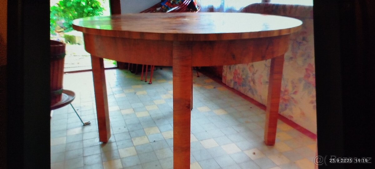 Stůl kulatý. - 2
