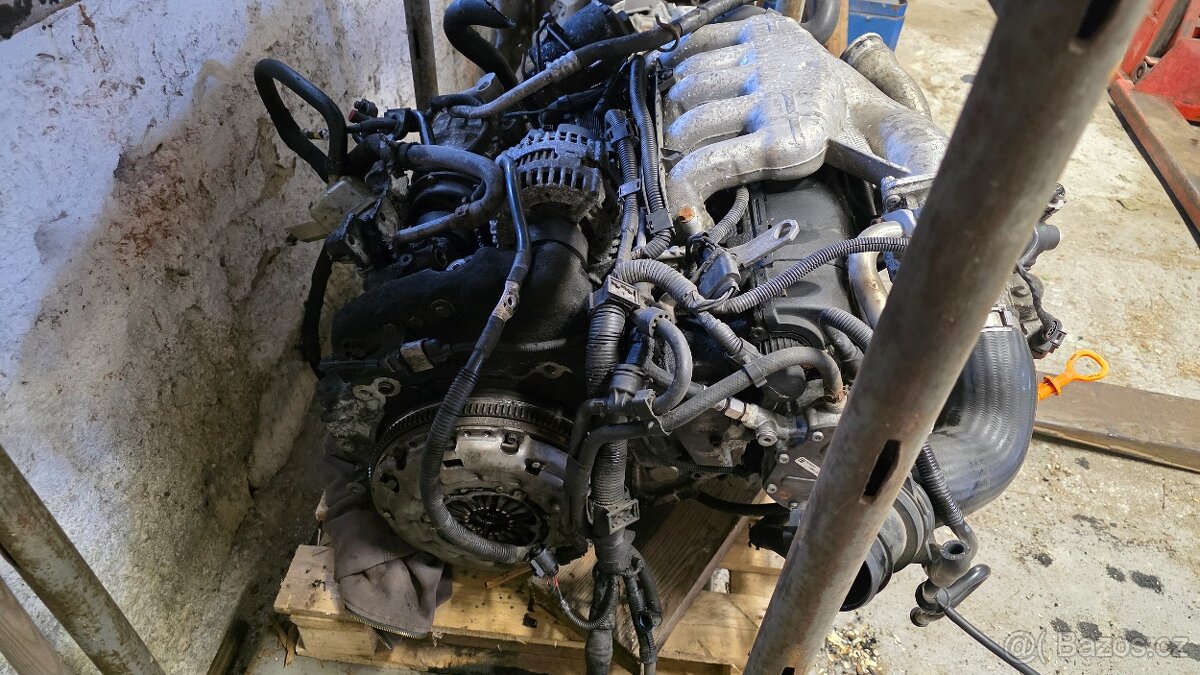 VW T5 2,5tdi 128kW , kompletní poškozený motor BPC - 2