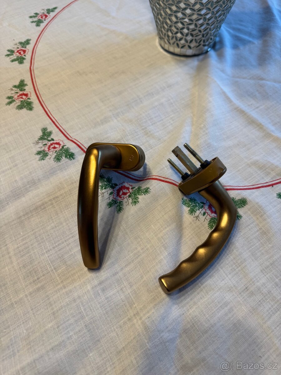 Okenní klika zlata - kovová - 2
