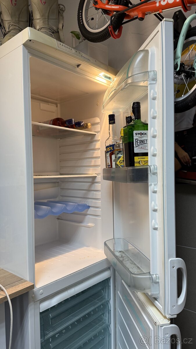 Lednice s mrazákem Electrolux ER8417B - 2