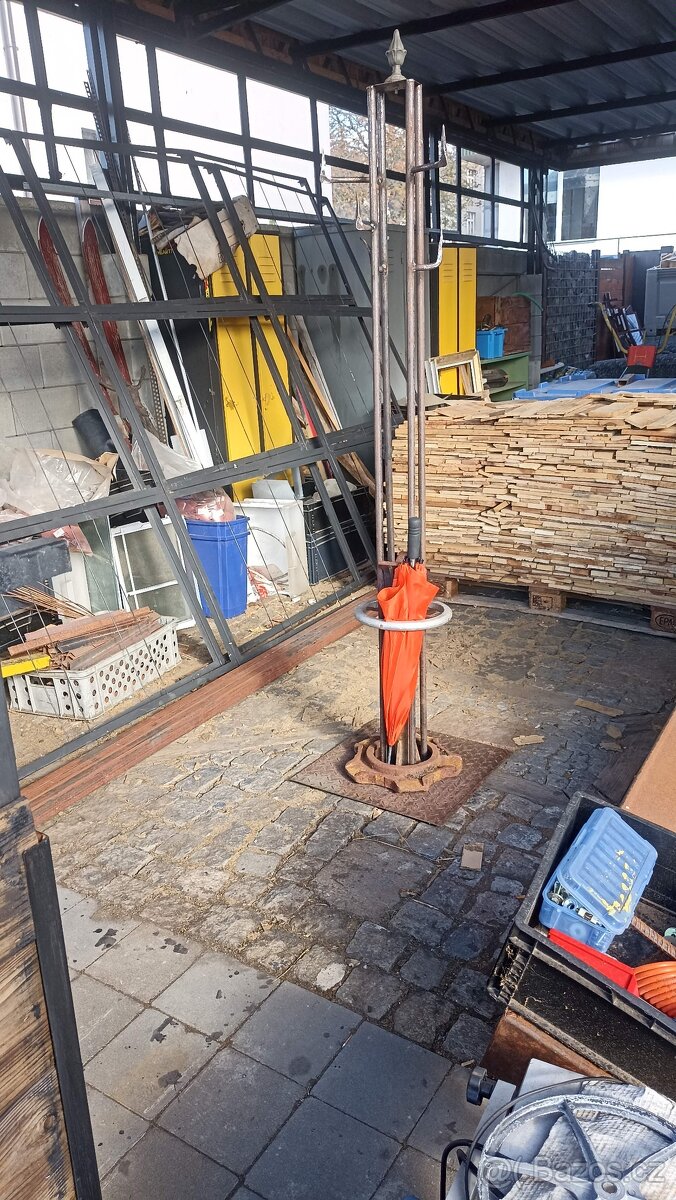 prodám stojanový věšák - 2