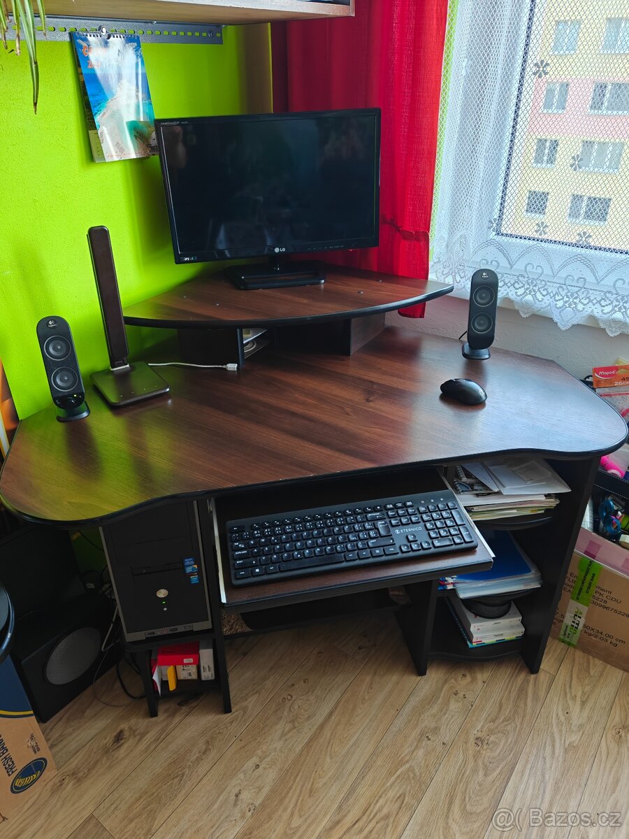 ROHOVÝ PC STůL - 2