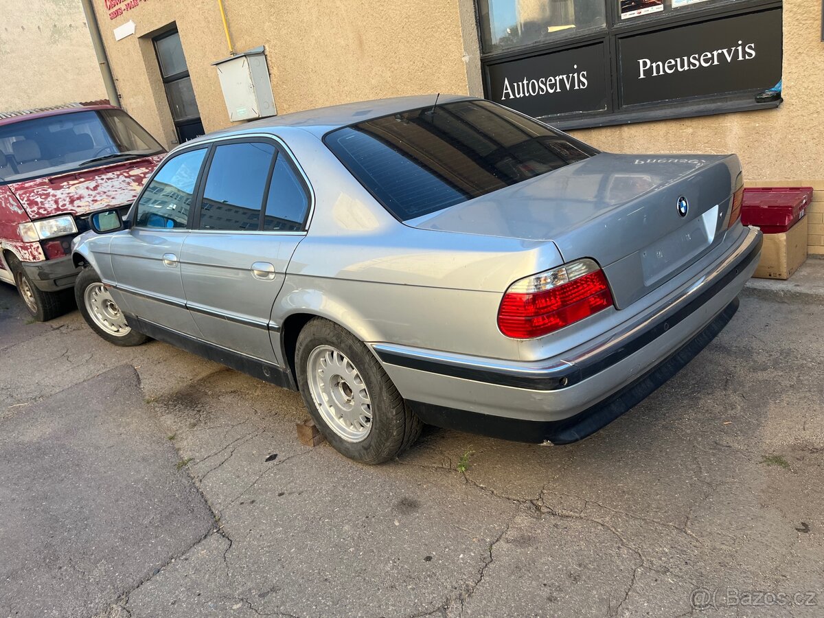 BMW 728i - 2