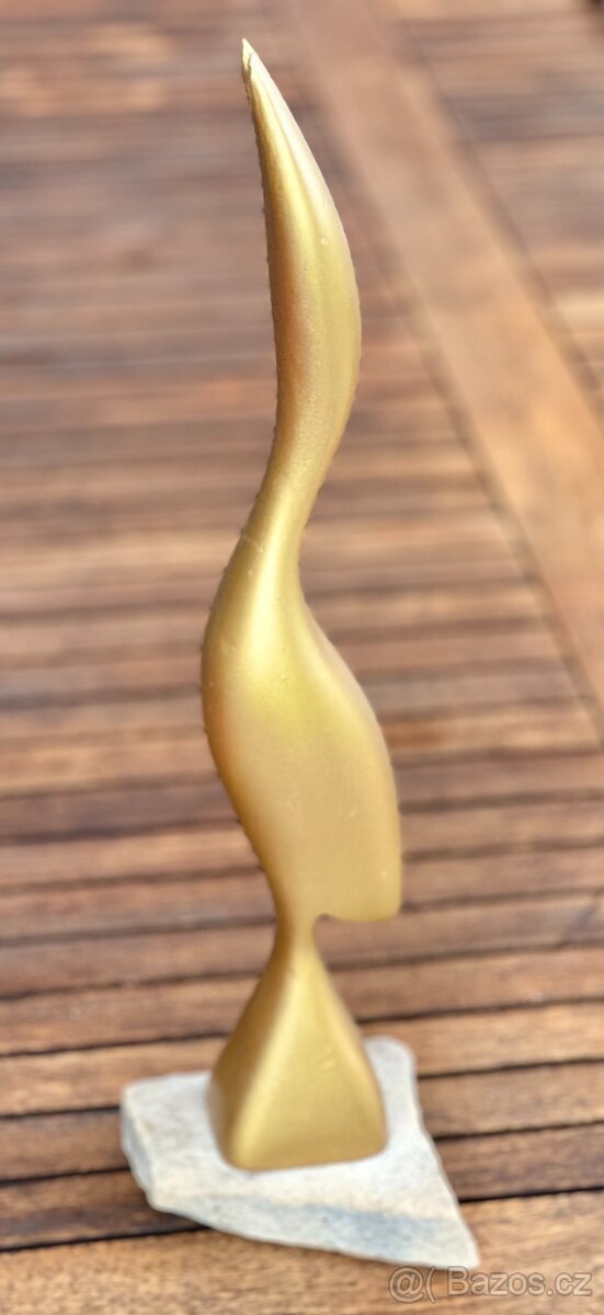 Soška skulptura zlatá volavka dřevěná na kameni TOP kousek - 2