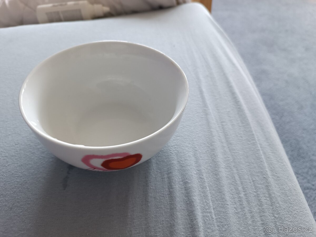 Bílá miska s logem srdce - 2