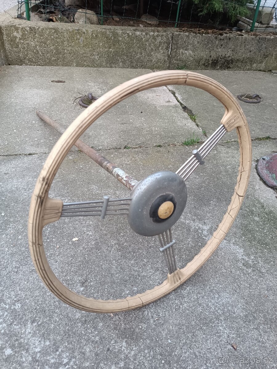 Volant a řídící tyč na auto-veterána - 2