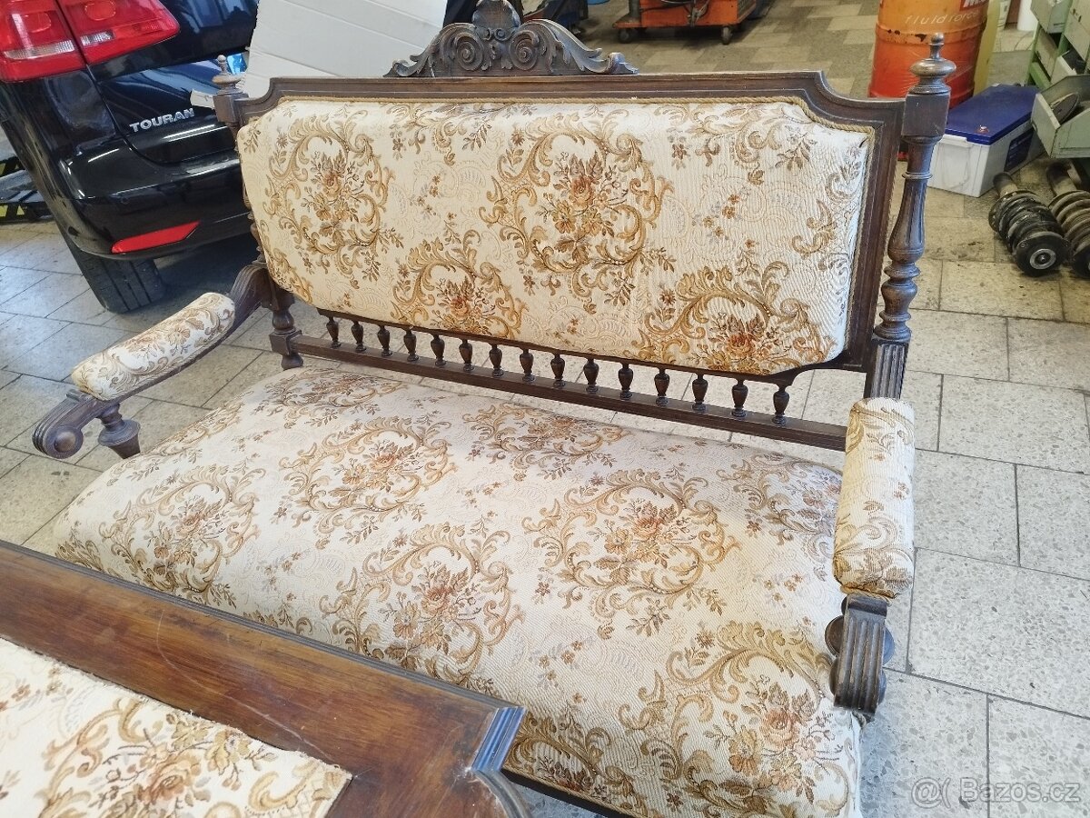 STAROŽITNÝ STŮL A ŽIDLE - 2