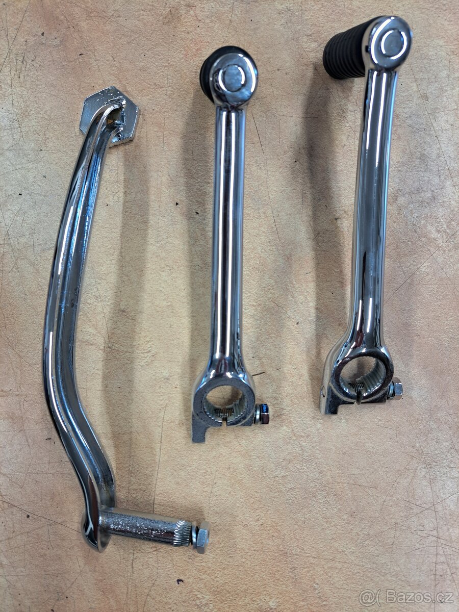 Brzdový pedál a startovací páky. - 2