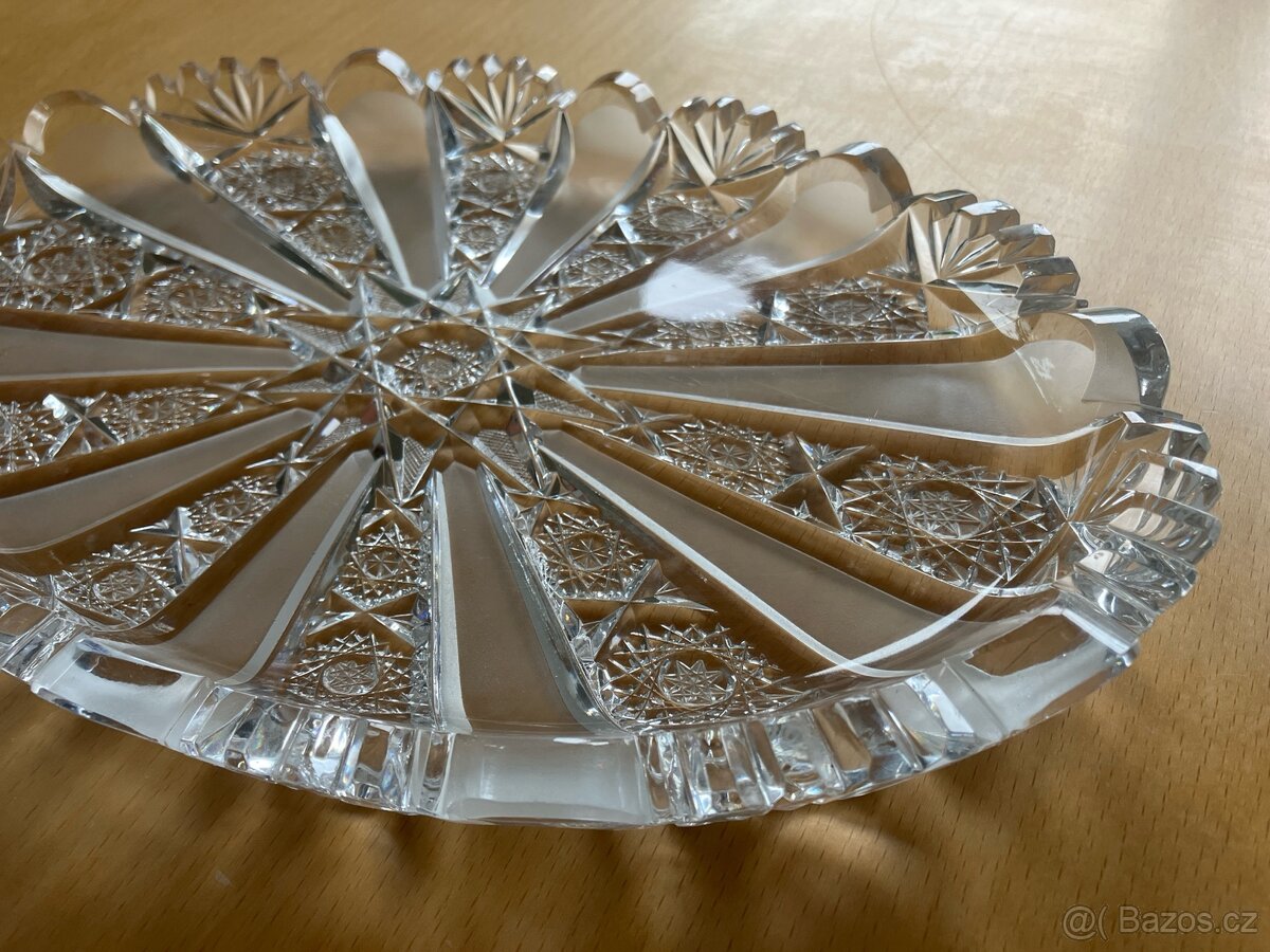 Tác z broušeného skla. - 2