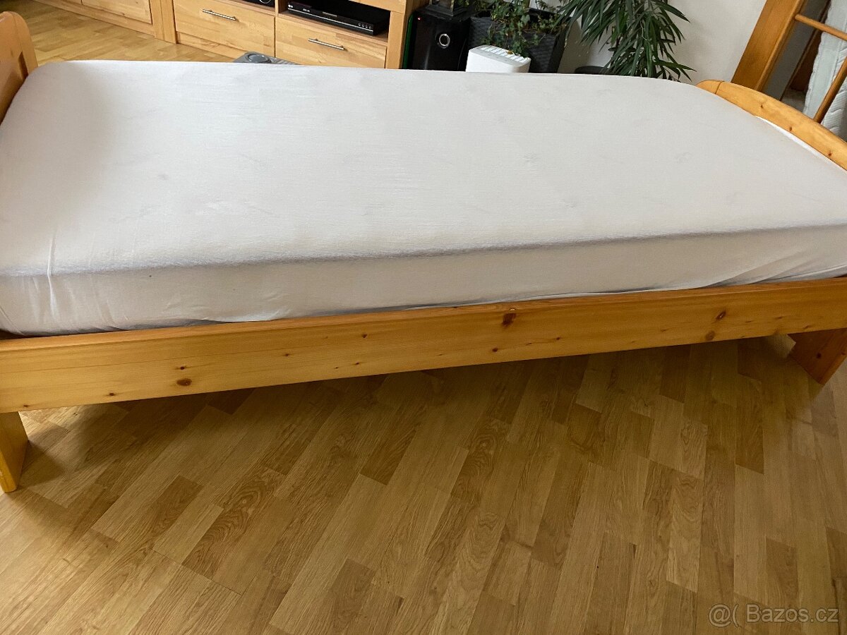 Dřevěná postel 90 cm s matrací - 2