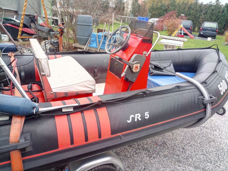 Černý motorový člun Duarry 5SR - 2