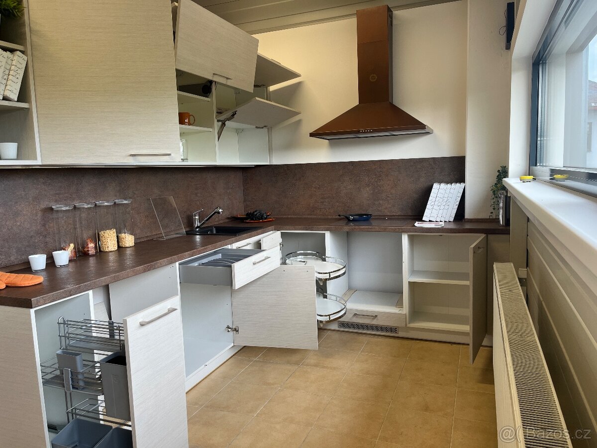 Expoziční kuchyňská linka Oresi, sleva 60% - 2