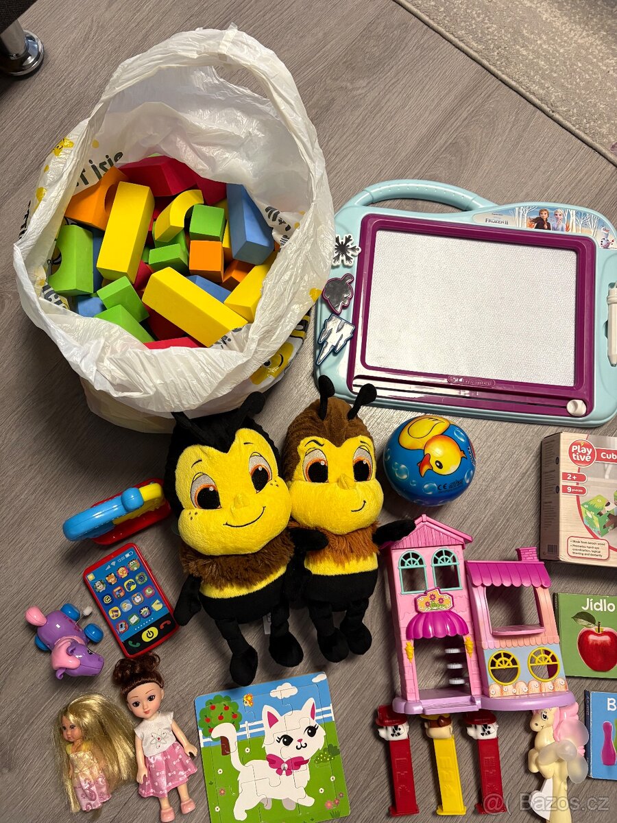 VELKÁ sada hraček-kostky,plyšáci,malovací tabulka,mix hraček - 2