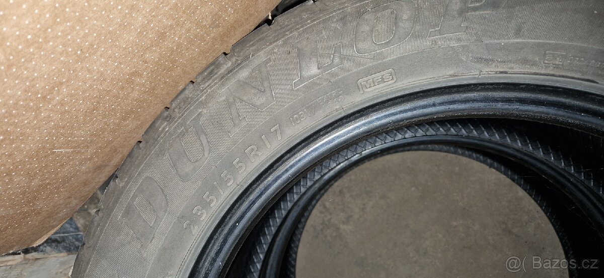 Pneu 235/55R17 - 2
