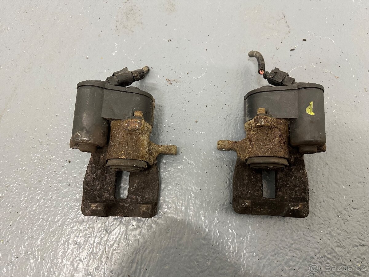 VW Passat B6 zadní brzdové třmeny - 2
