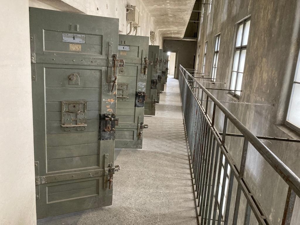 Vězeňské dveře k cele s okýnkem , nebo bez - 2