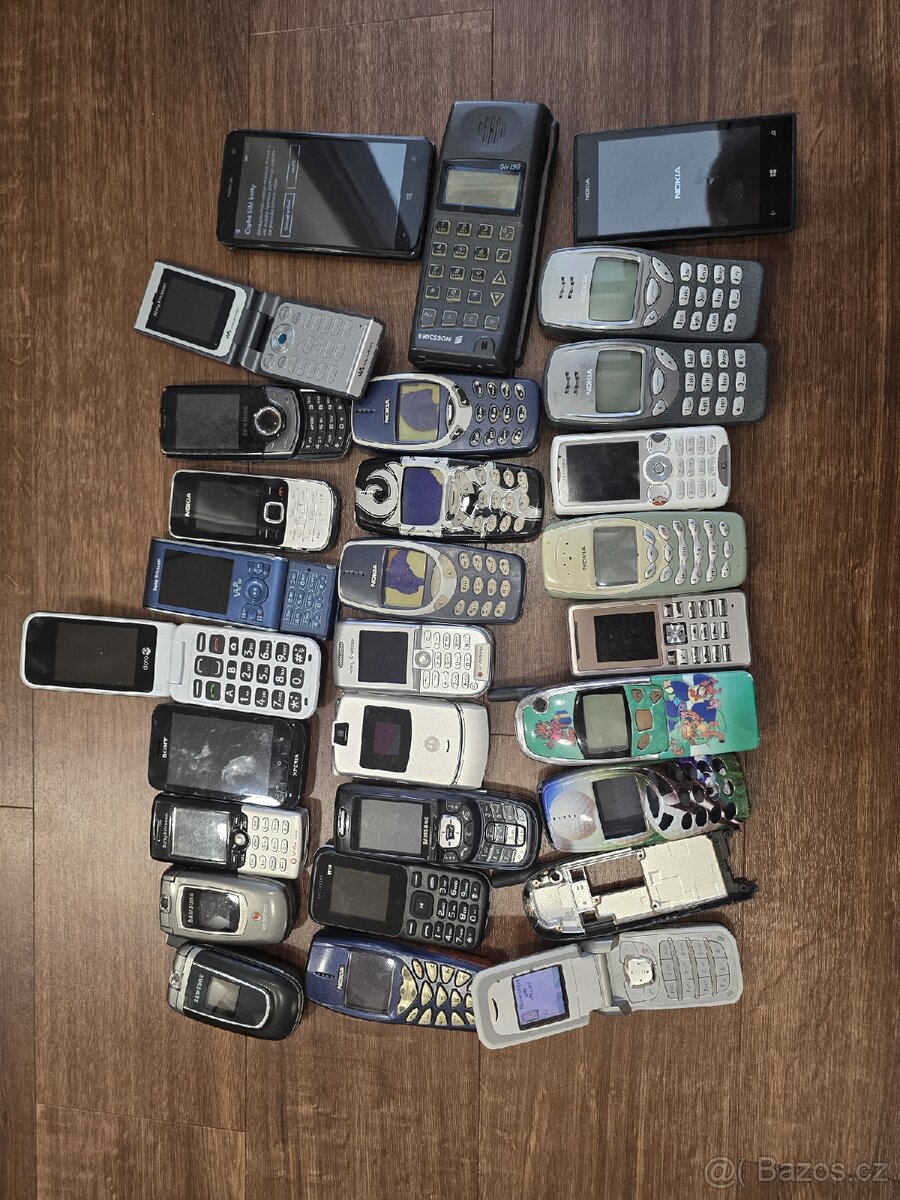 Mix mobilních telefonů 27ks - Ericsson GH198, Siemens CF62.. - 2