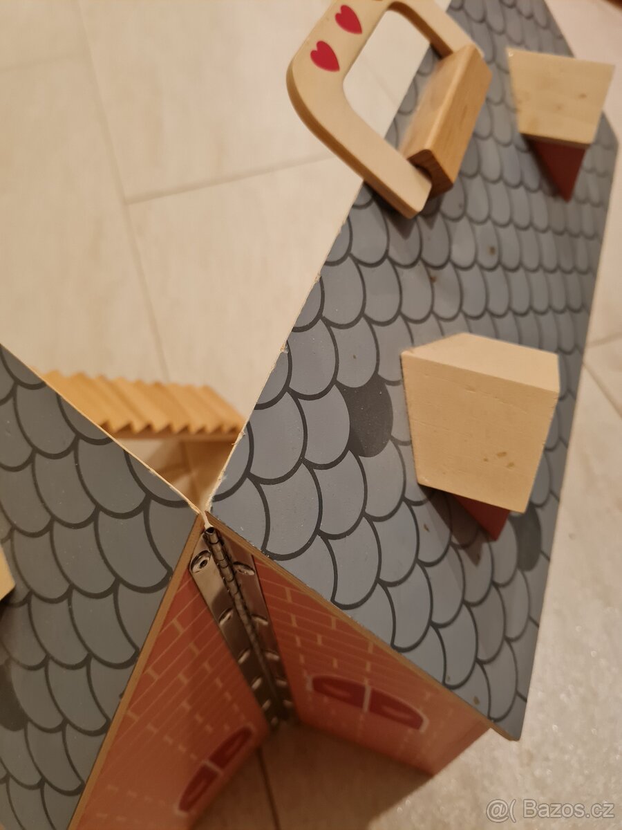 Dřevěný domeček, HRY, DVD, a přilby cyklo a lyžařská - 2