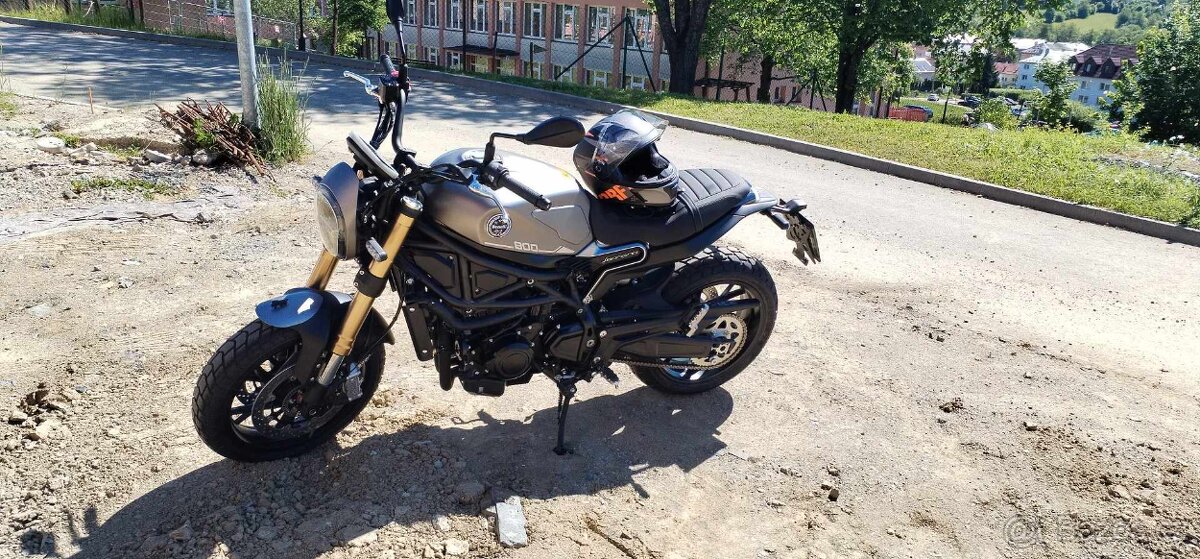 Benelli Leoncino 800, šedá - 2