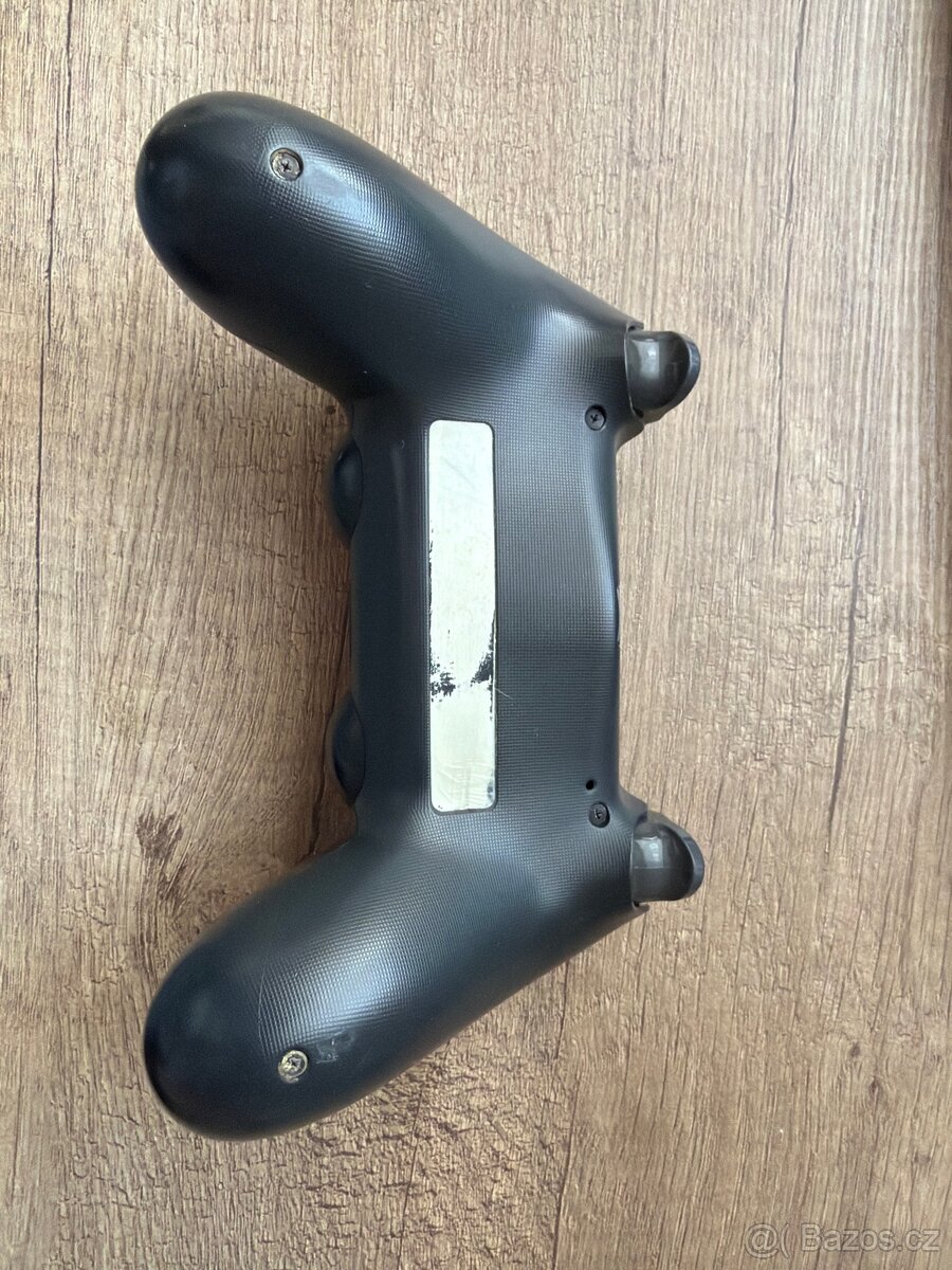 Herní ovladač na PS4 - 2