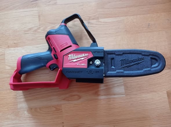 Nová pilka Milwaukee M12 FHS - 2