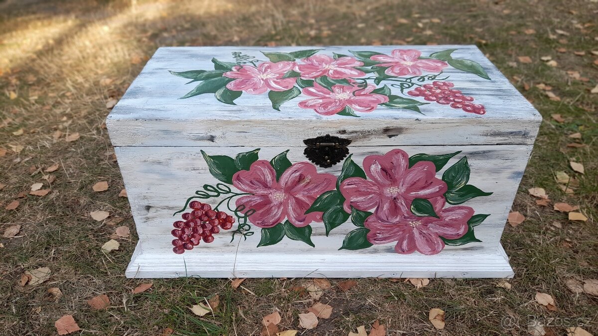 Stará dřevěná truhla s květy - 2