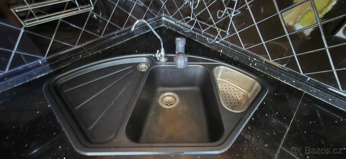 Kuchyňská linka s vest. spotřebiči whirpool a Miele - 2