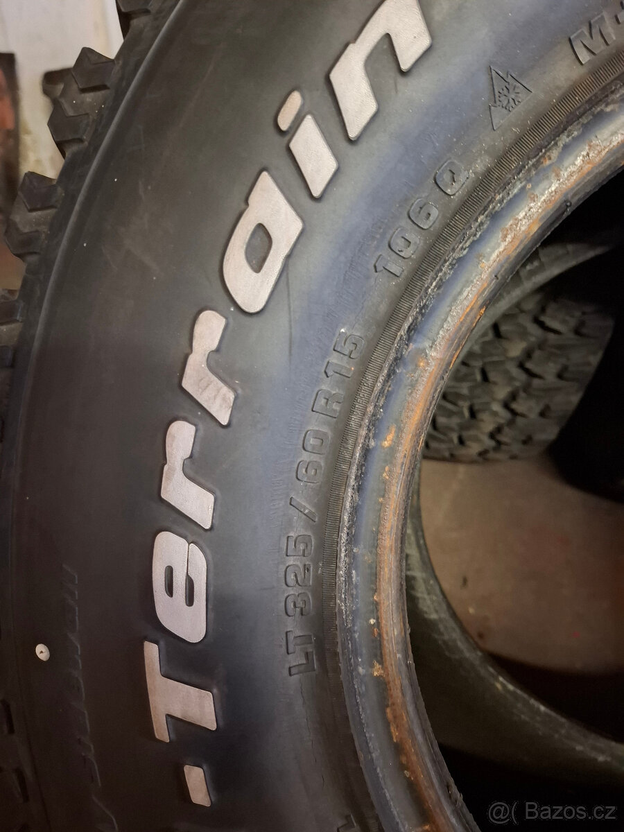 jeep wrangler prodam pneu 325/60/15 M+S - 2