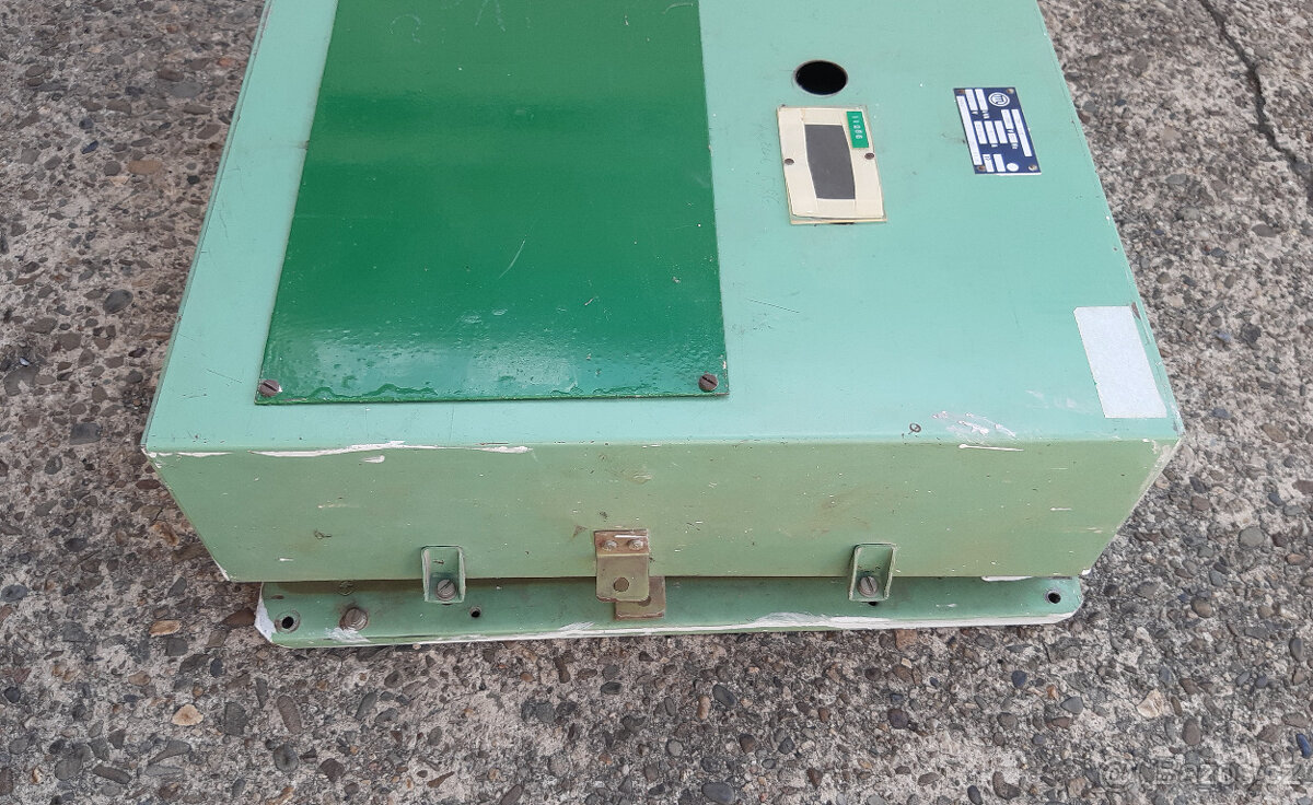 starší rozvodná elektro skříň - 2