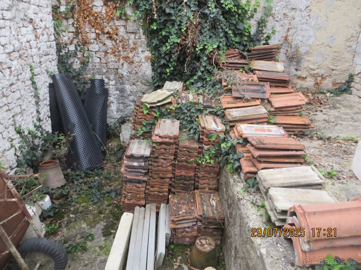 Nabízím starší střešní tašky a hřebenáče - 2