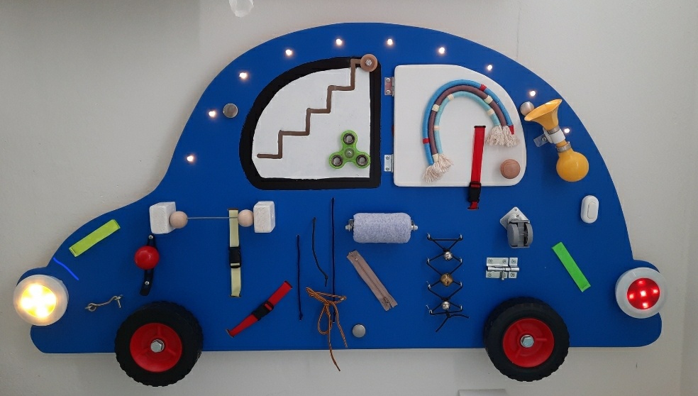 Interaktivní deska ve tvaru auta - activity board pro děti - 2