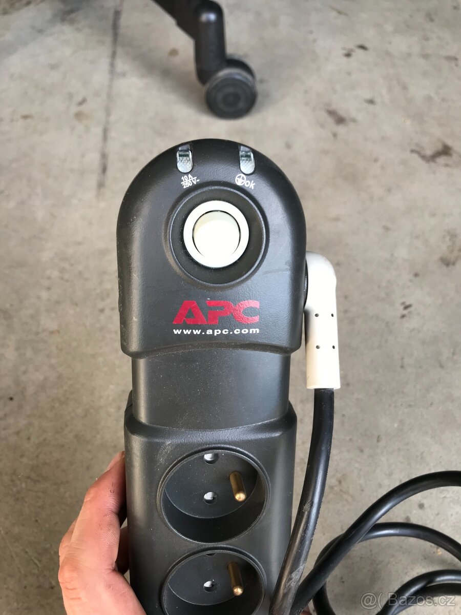 Zásuvková lišta APC - 2