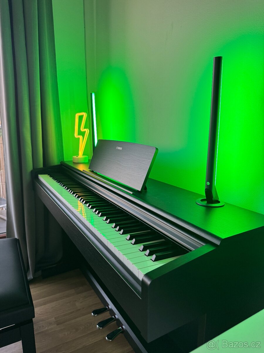 Digitální piano, stolička a studiové sluchátka - 2
