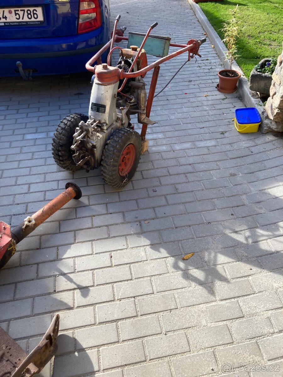 Sekacka na travu. - 2