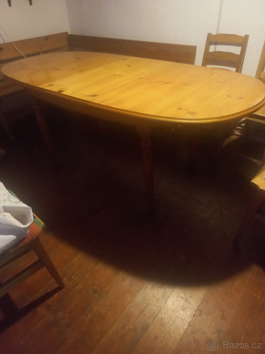 Jídelní stůl. - 2