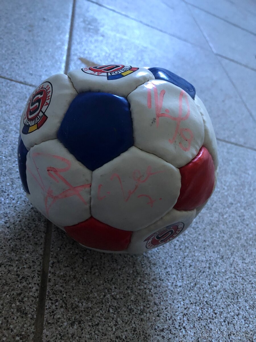 Míč Sparta Praha s podpisy. - 2