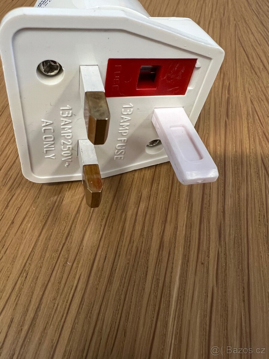 Adaptér cestovní do zásuvky UK - 2