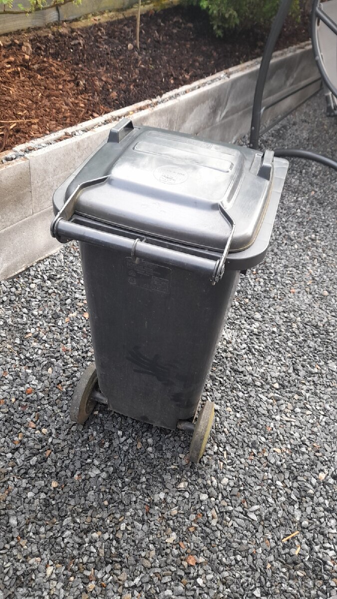 Prodám zachovalou popelnici - 2