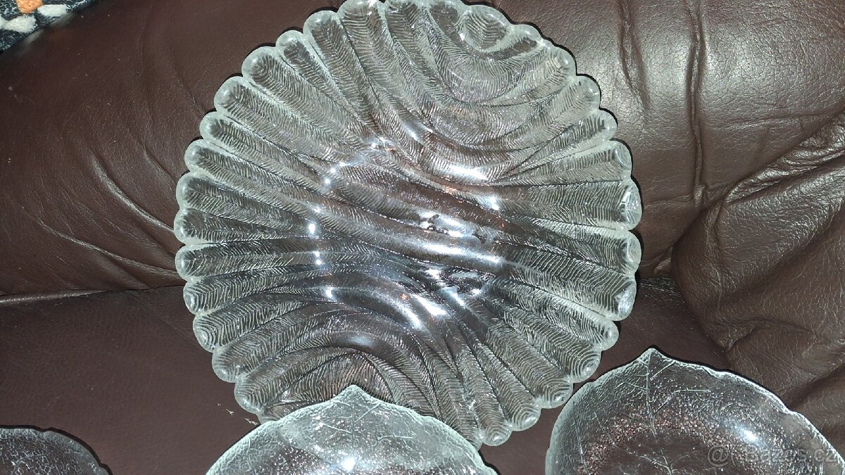 Mísa z ručně lisovaného skla Pavel Pánek plus misky - 2