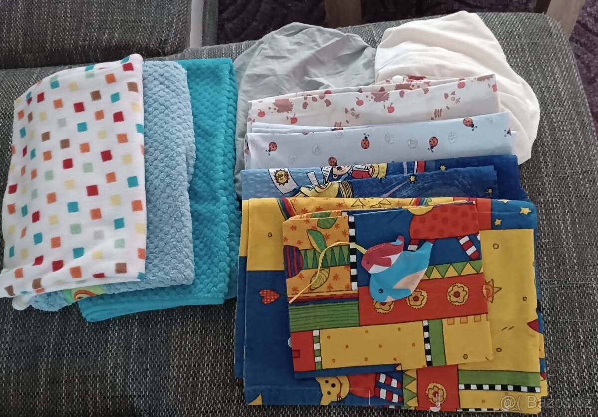 Potřeby pro miminko., povlečení, lahvičky hnízdečko,ple a d. - 2