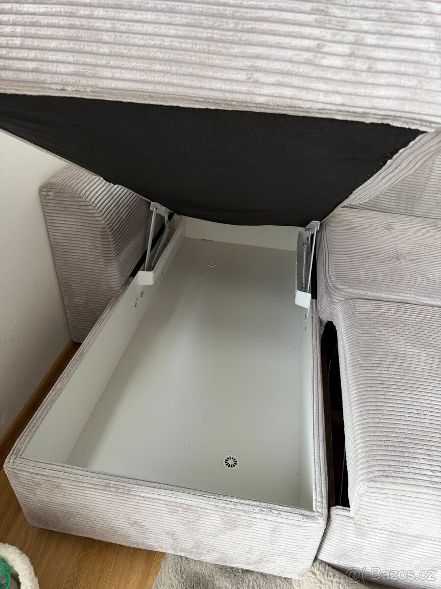 Rozkládací gauč s kobercem - 2