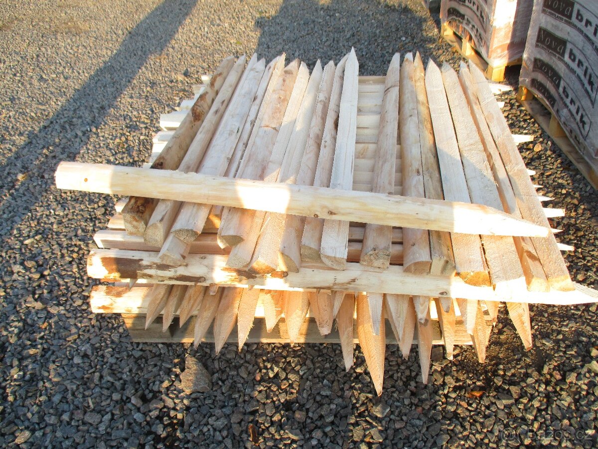 Odkorněný kůl, palisáda, tyč - 2