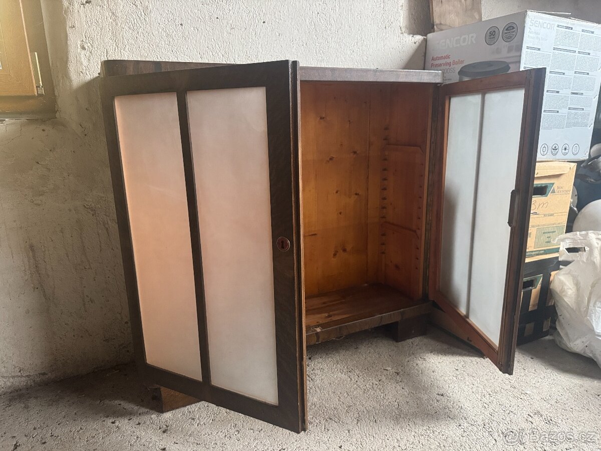 Skříňka s prosklenými dvířky - 2