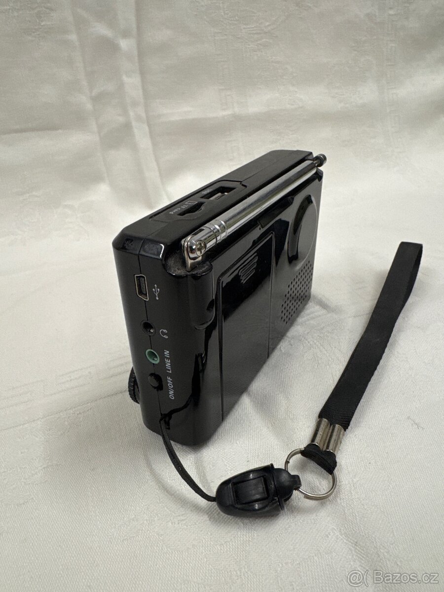 Sencor SRD 215 B/W s FM tunerem a MP3 přehrávačem. - 2